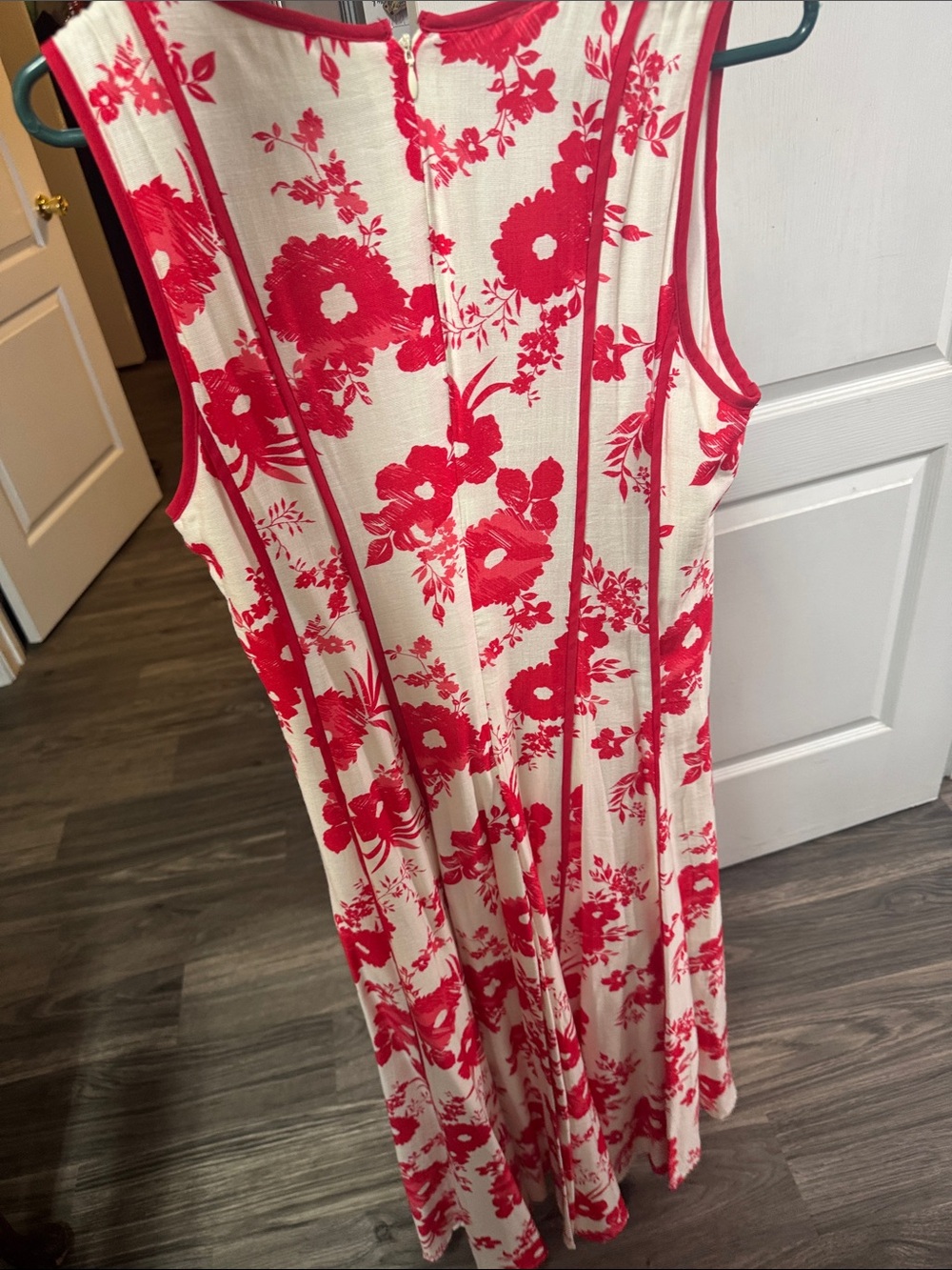 ENTRO-The Next Red Dress - Picture 2 of 3